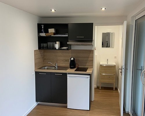 Conteneur Converti : Espace de Vie Extérieur Moderne et Élégant – Image 2