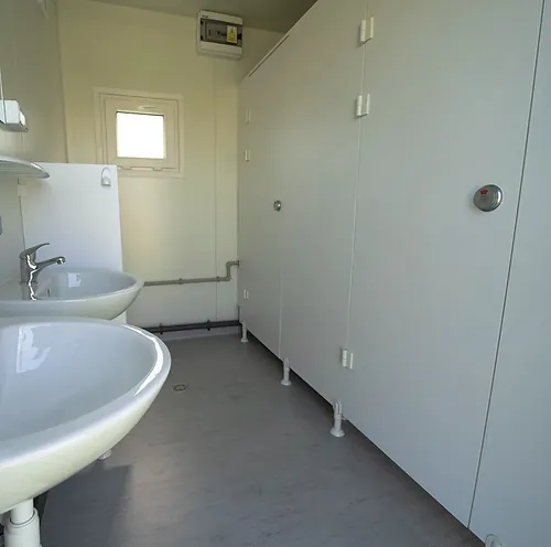 Container Sanitaire (2,98 x 2,43) Toilettes (2x), Lavabo (2x), Urinoirs (2x) – Image 3