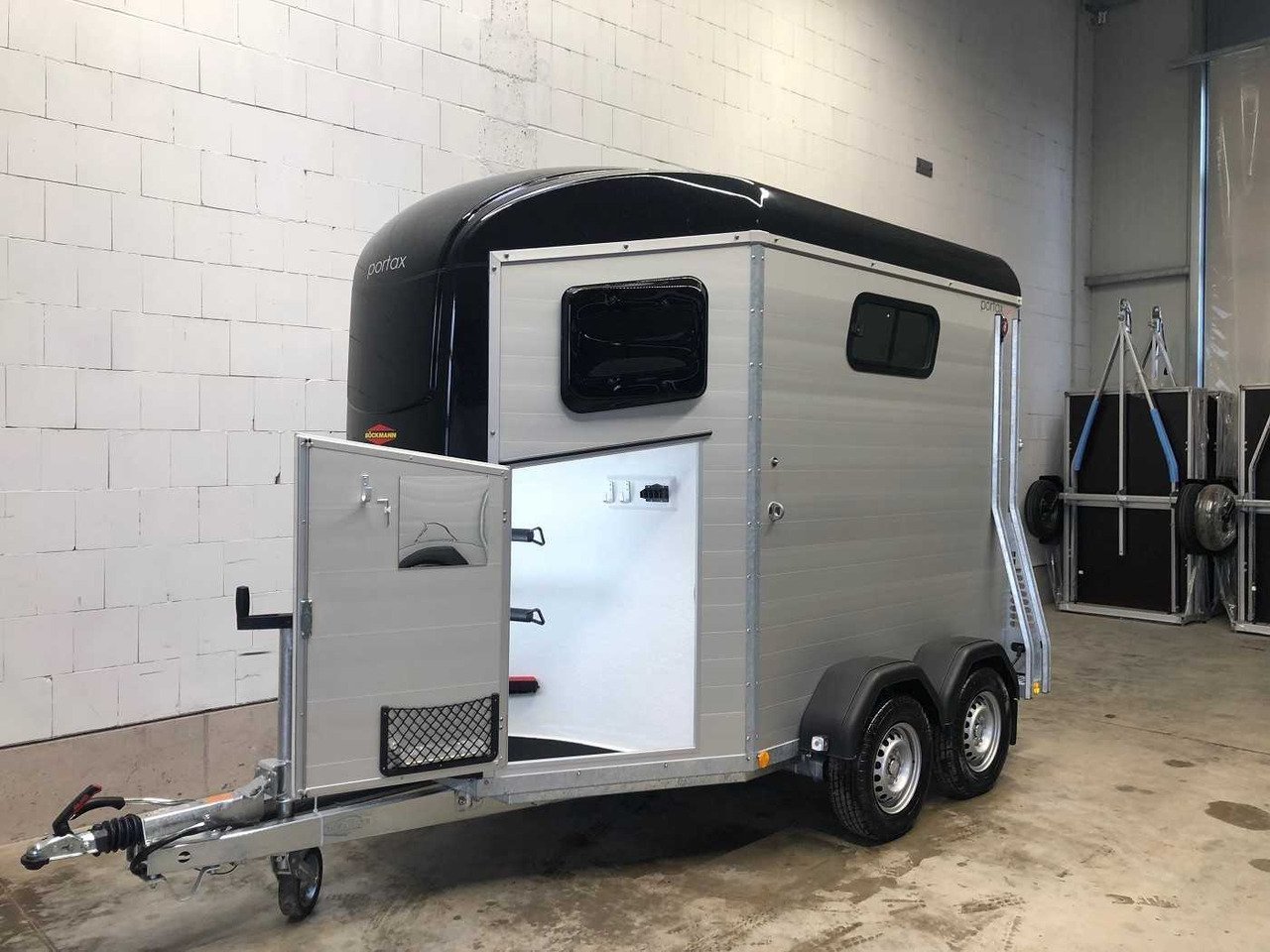 Remorque Van Chevaux Böckmann Portax silver + black avec sellerie – Image 4