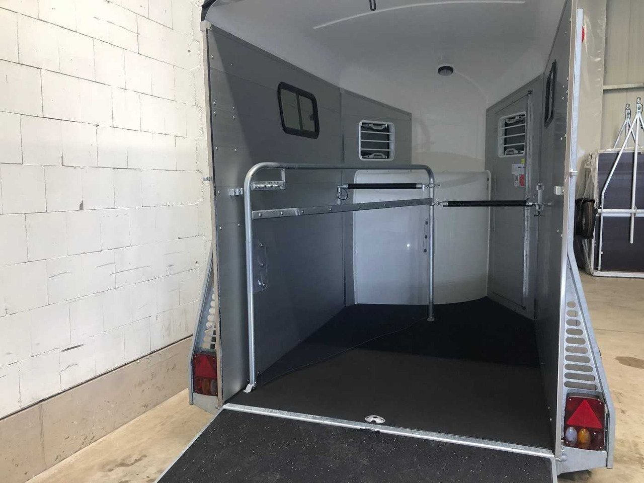 Remorque Van Chevaux Böckmann Portax silver + black avec sellerie – Image 8