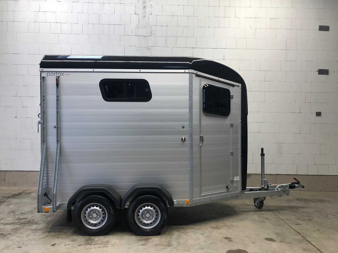 Remorque Van Chevaux Böckmann Portax silver + black avec sellerie – Image 29