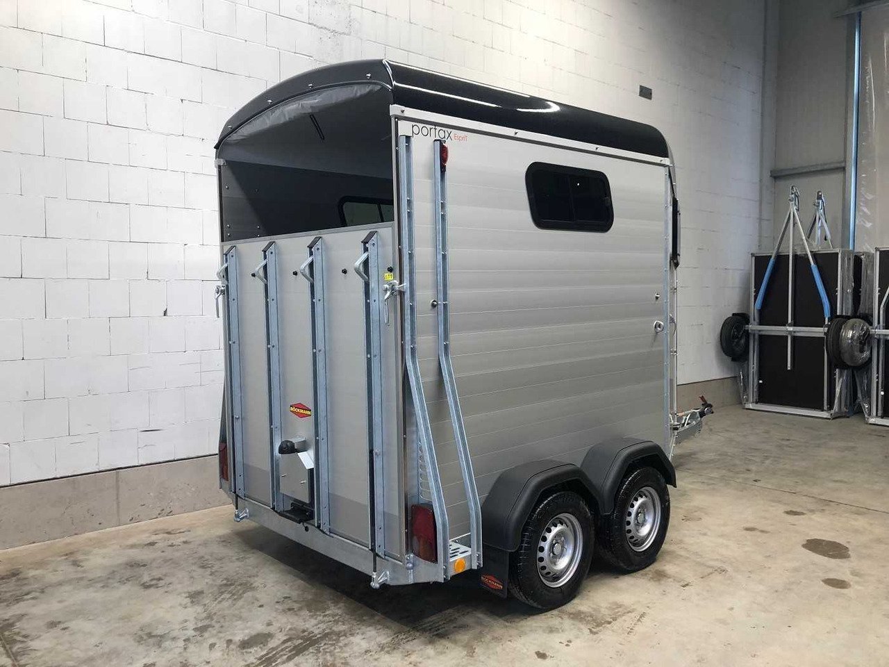 Remorque Van Chevaux Böckmann Portax silver + black avec sellerie – Image 24