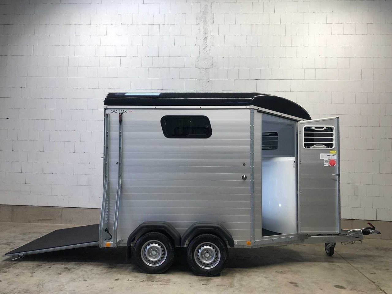 Remorque Van Chevaux Böckmann Portax silver + black avec sellerie – Image 30