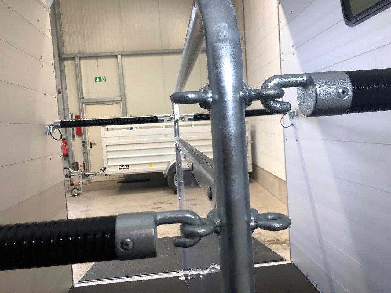 Remorque Van Chevaux Böckmann Portax silver + black avec sellerie – Image 11