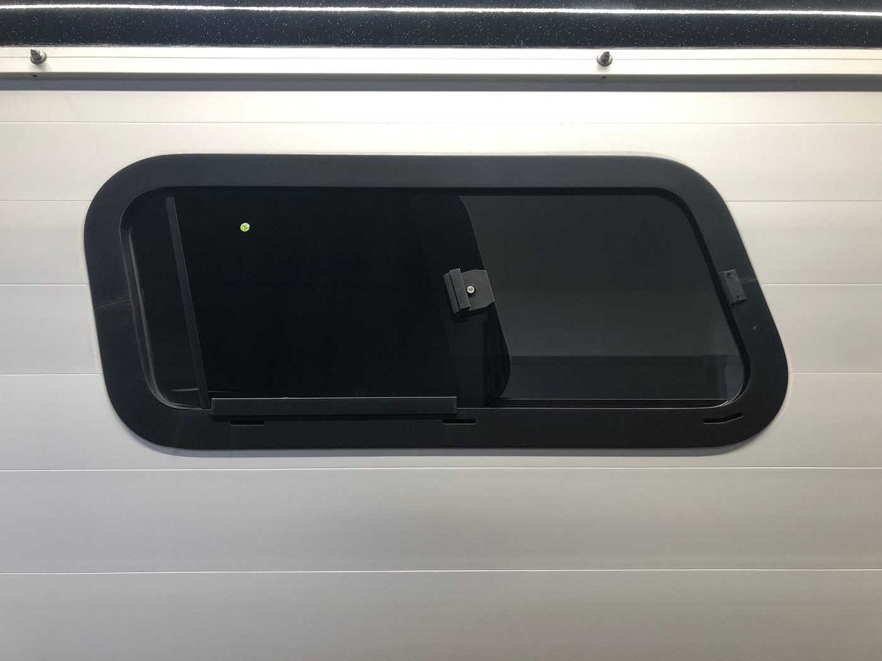 Remorque Van Chevaux Böckmann Portax silver + black avec sellerie – Image 22