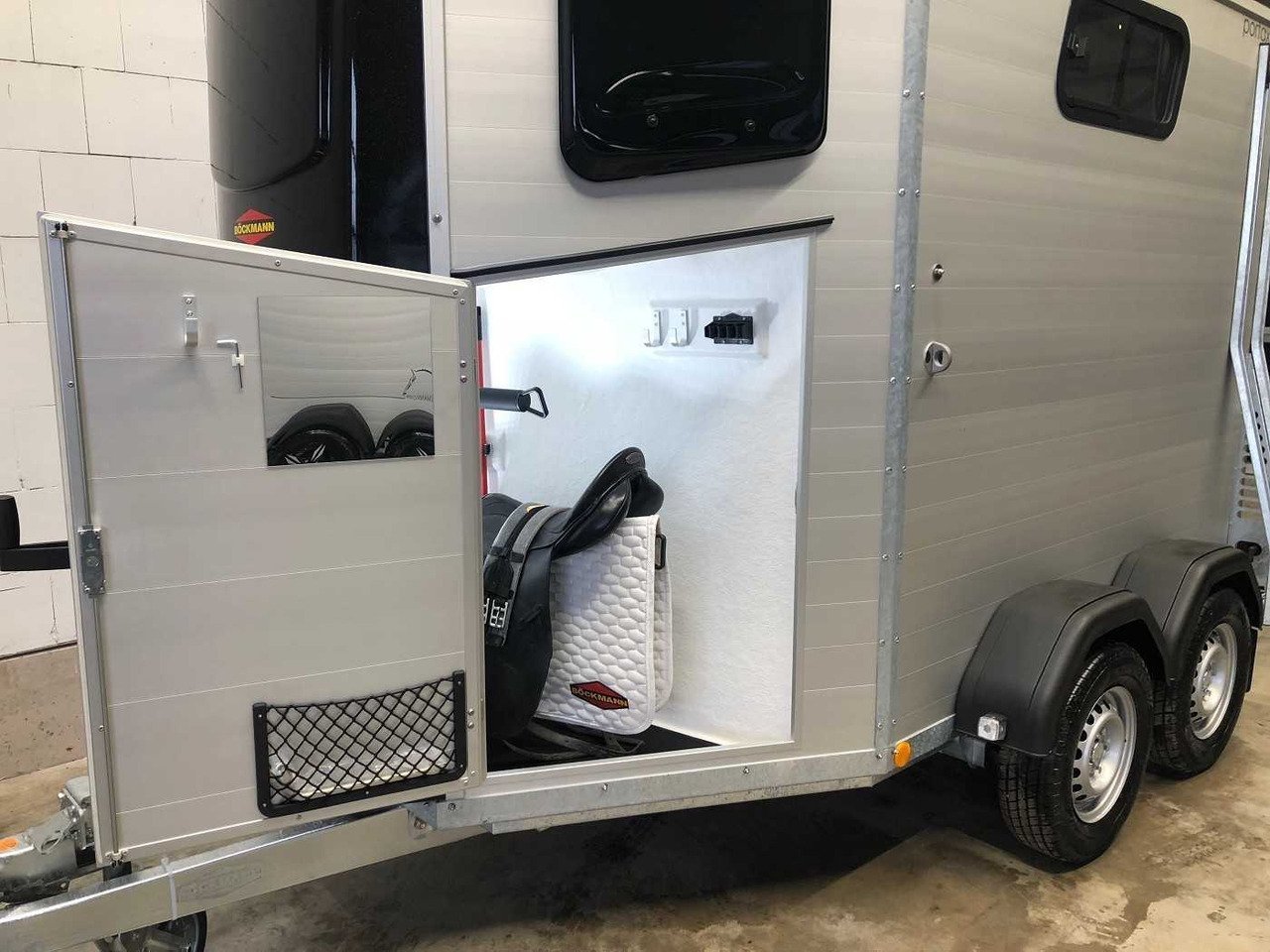 Remorque Van Chevaux Böckmann Portax silver + black avec sellerie – Image 2