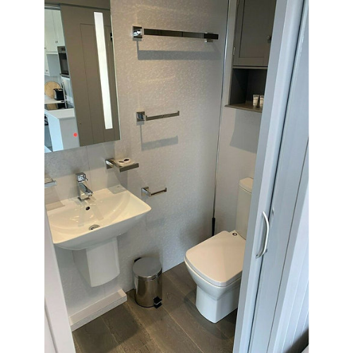 Conteneur Converti : Espace de Vie Extérieur Moderne et Élégant – Image 18