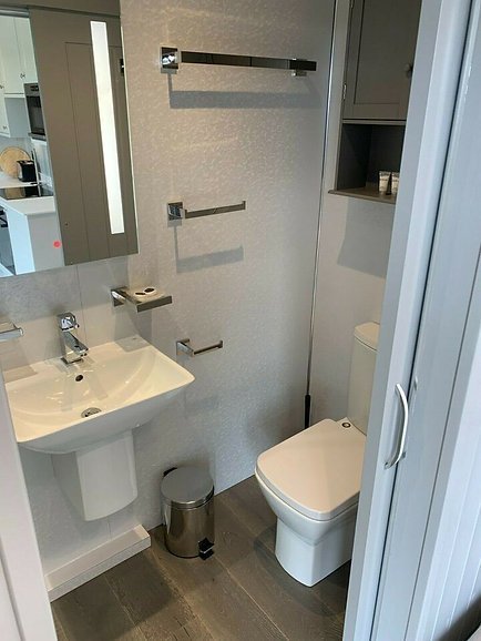 Conteneur Converti : Espace de Vie Extérieur Moderne et Élégant – Image 6