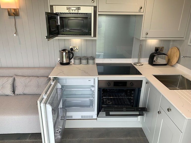 Conteneur Converti : Espace de Vie Extérieur Moderne et Élégant – Image 7