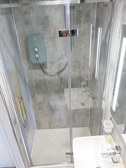 Conteneur Converti : Espace de Vie Extérieur Moderne et Élégant – Image 9