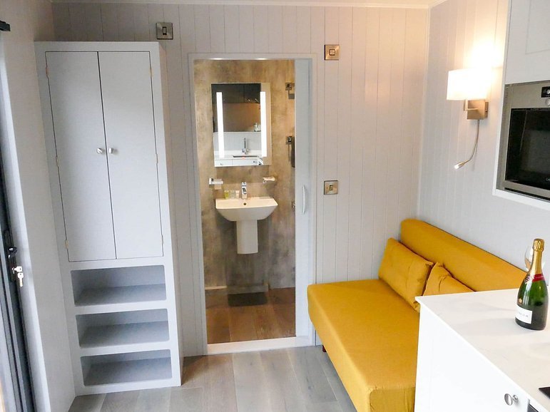 Conteneur Converti : Espace de Vie Extérieur Moderne et Élégant – Image 10