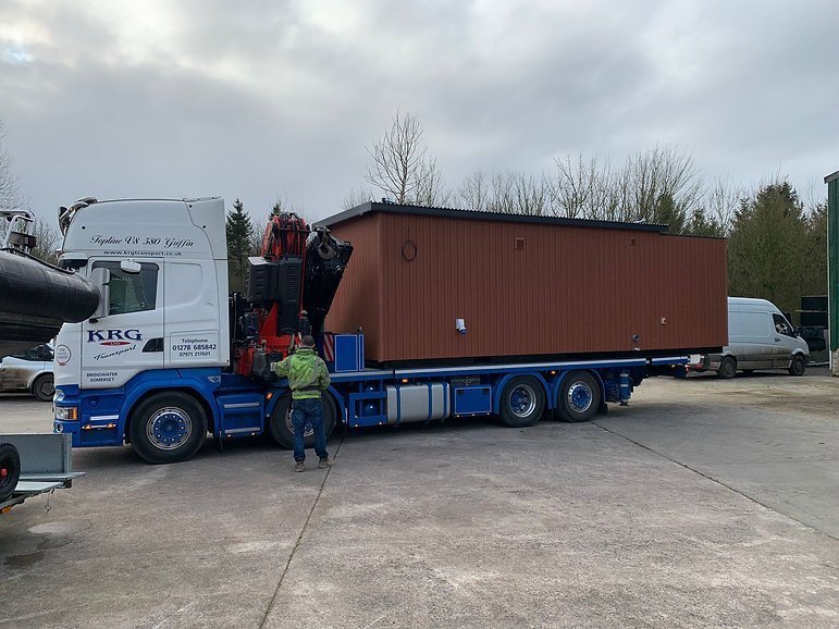 Conteneur Converti : Espace de Vie Extérieur Moderne et Élégant – Image 13